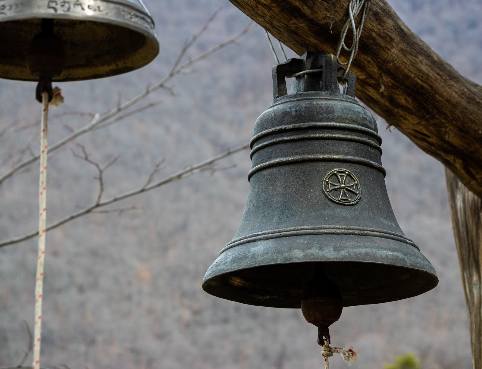 Cloches de bronze suspendues dans un beffroi