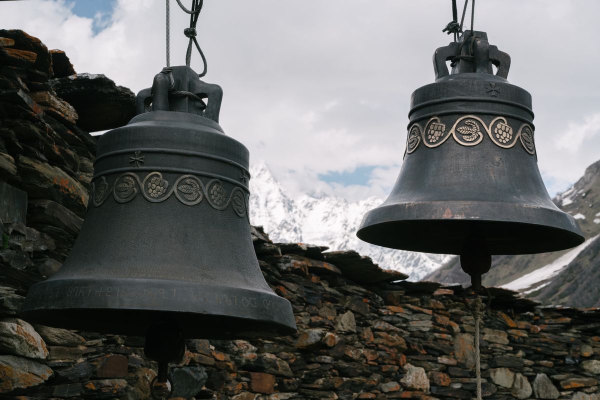 Cloches de bronze en gros plan avant électrification