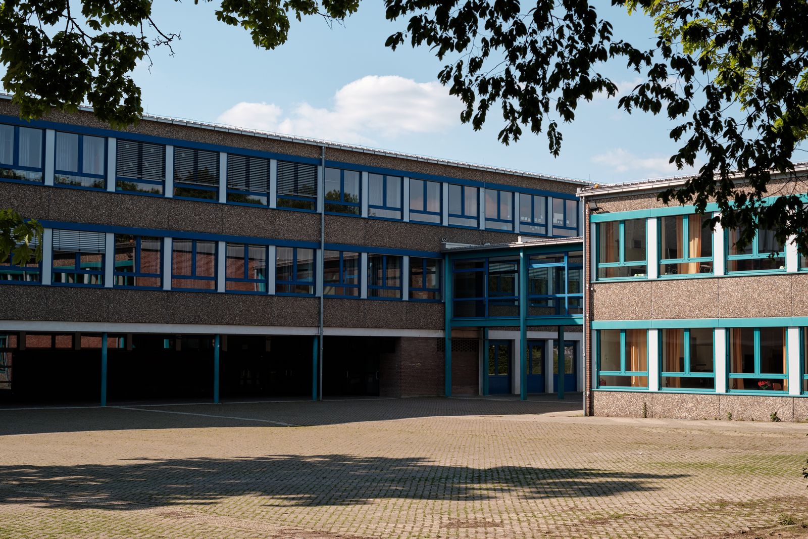 Façade moderne d'un établissement scolaire