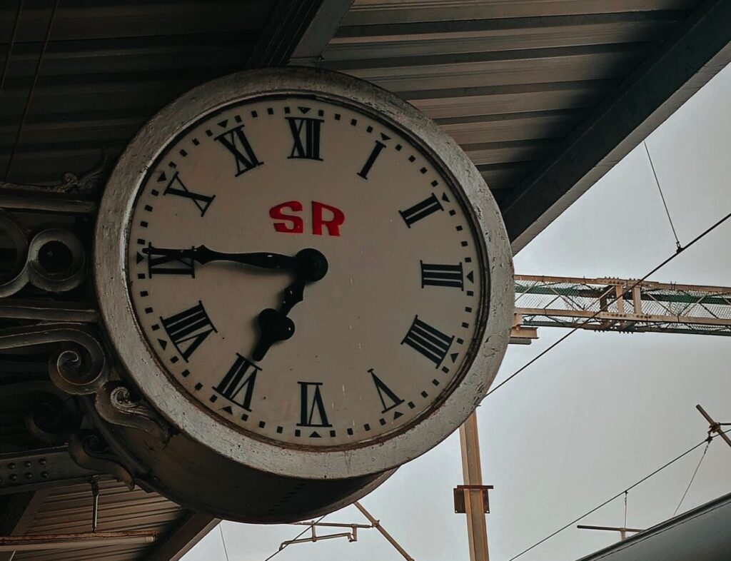 Horloge de gare : synchronisation et distribution d'heure dans un bâtiment