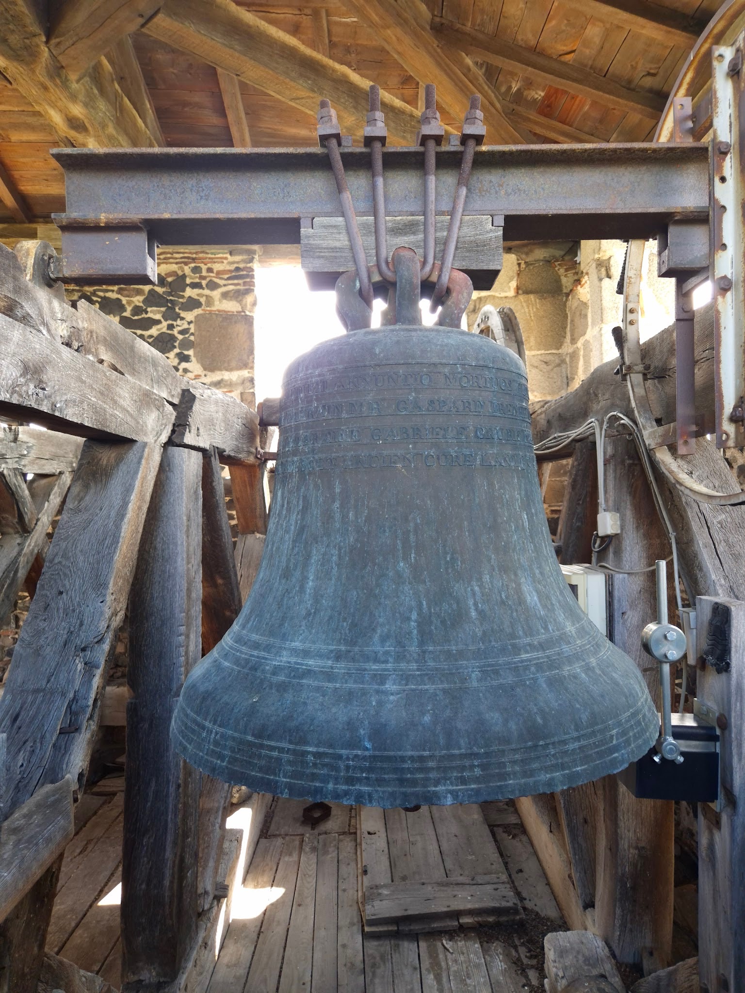 Cloches d'église suspendues dans leur beffroi, vues depuis l'intérieur du clocher