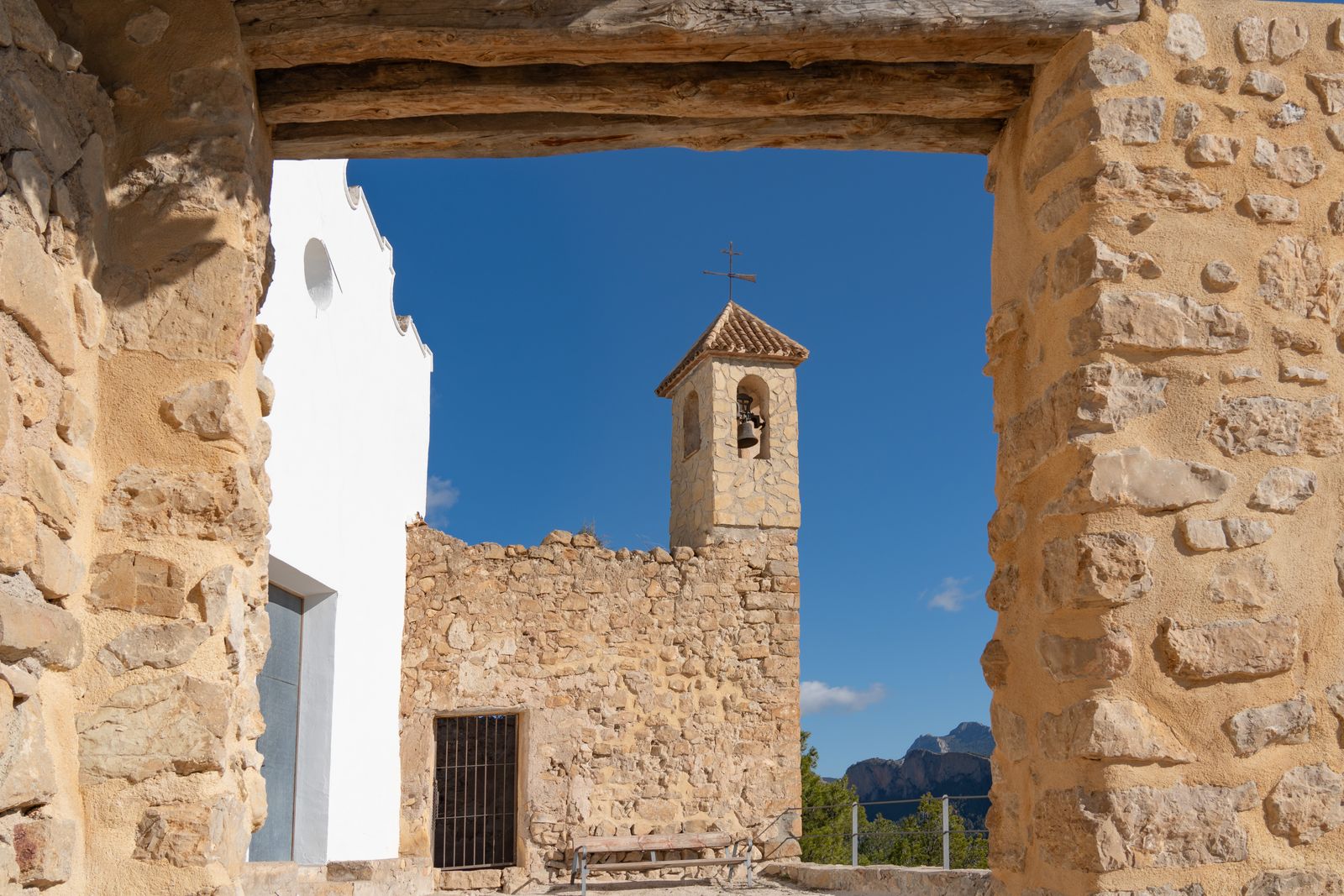 Clocher de pierre d'une église, à entretenir régulièrement