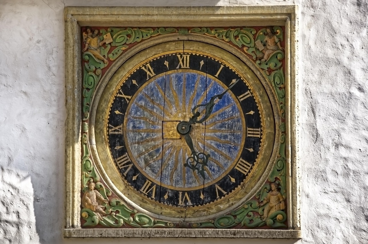 Cadran d'horloge d'église ancien à chiffres romains, décor peint et doré